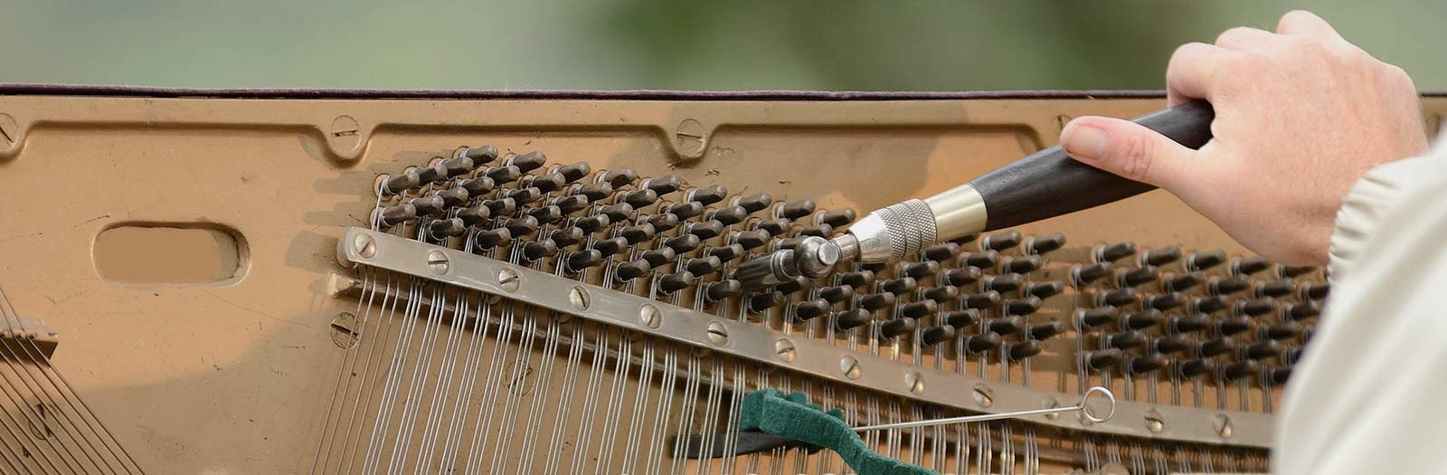 Hombre reparando piano